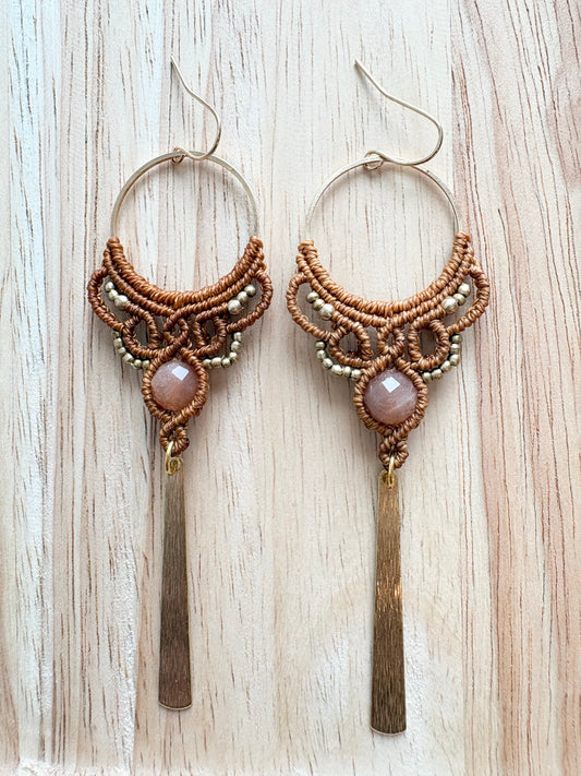 Earth Priestess – Macramé Oorbellen met Zonnesteen