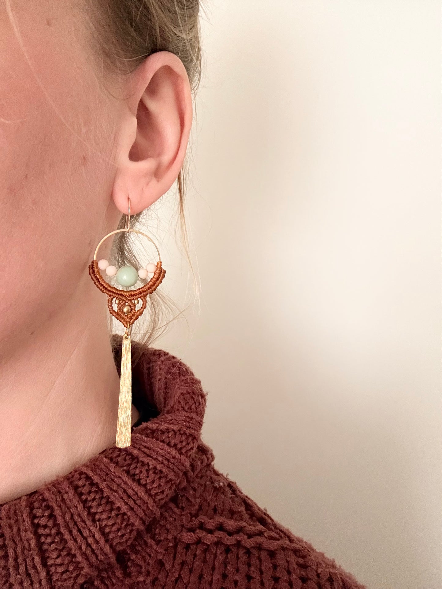 Minted flow - Handgemaakte macramé oorbellen met amazoniet