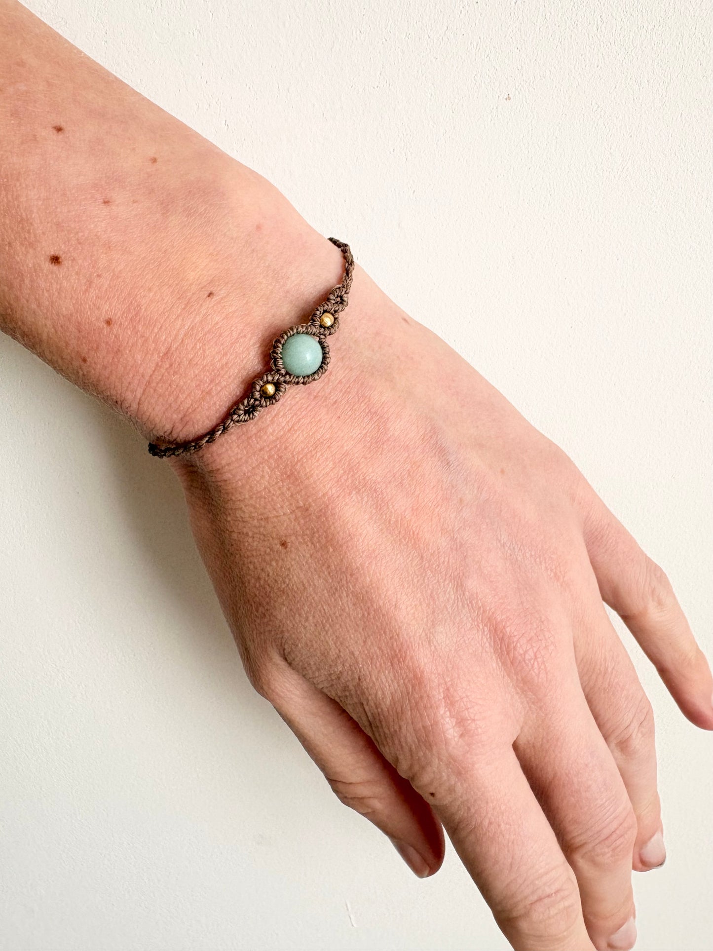 Handgemaakte macramé armband met amazoniet