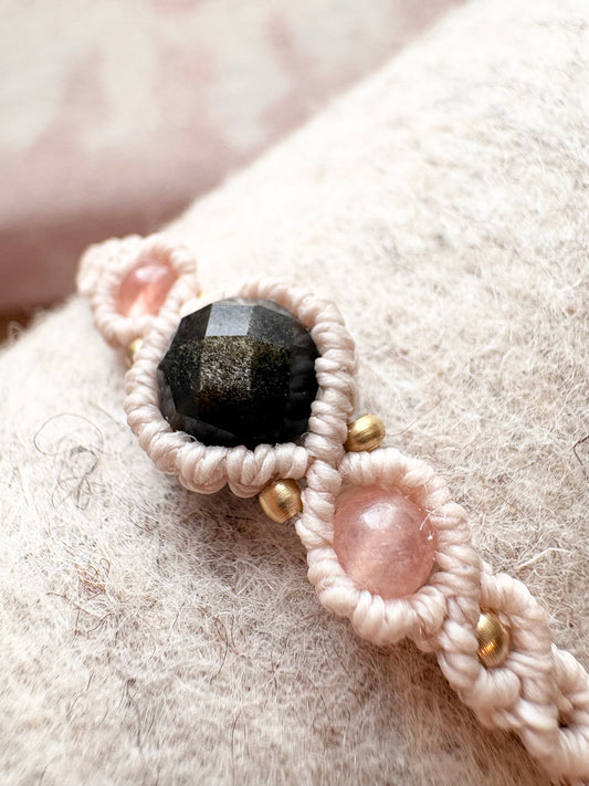 Handgemaakte macramé armband met gouden onyx en zonnesteen
