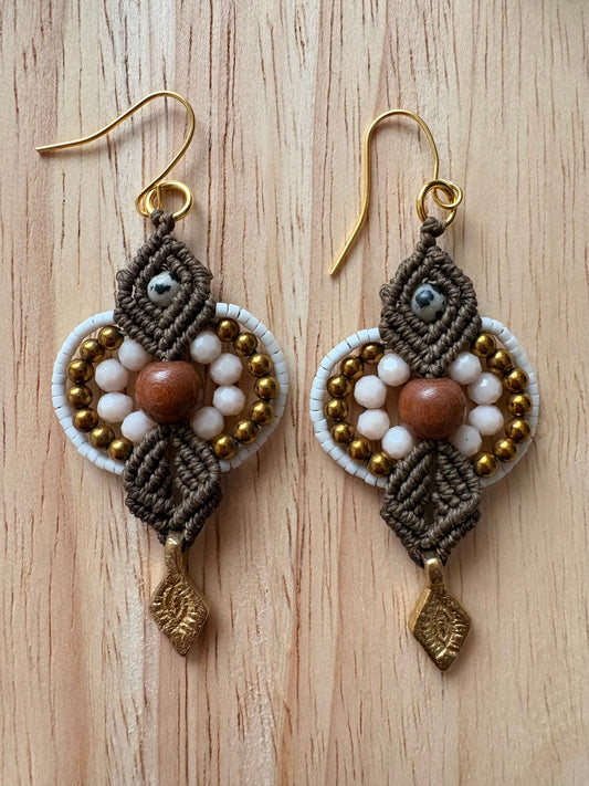 Macramé oorbellen - Houten kraal met dalmatiër jaspis en hematiet