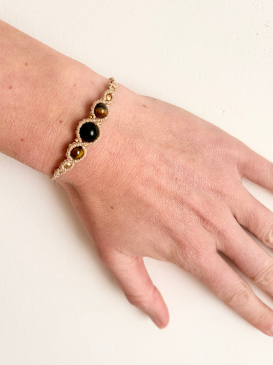 Handgemaakte macramé armband met tijgeroog