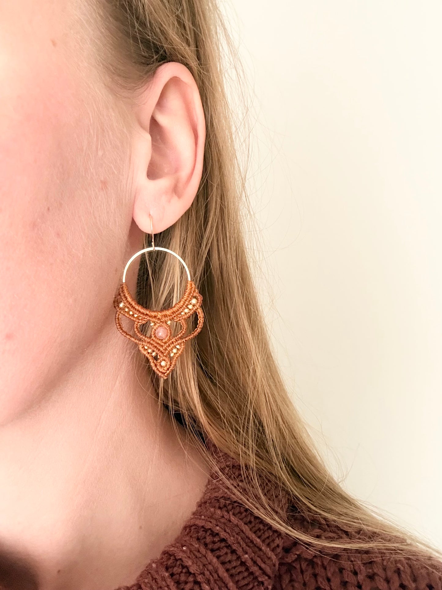Sunfire - Handgemaakte macramé oorbellen - zonnesteen