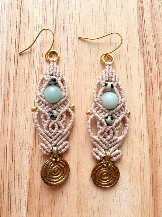 Sacred spiral - Macramé oorbellen met amazoniet en dalmatiër jaspis edelstenen - messing bedel