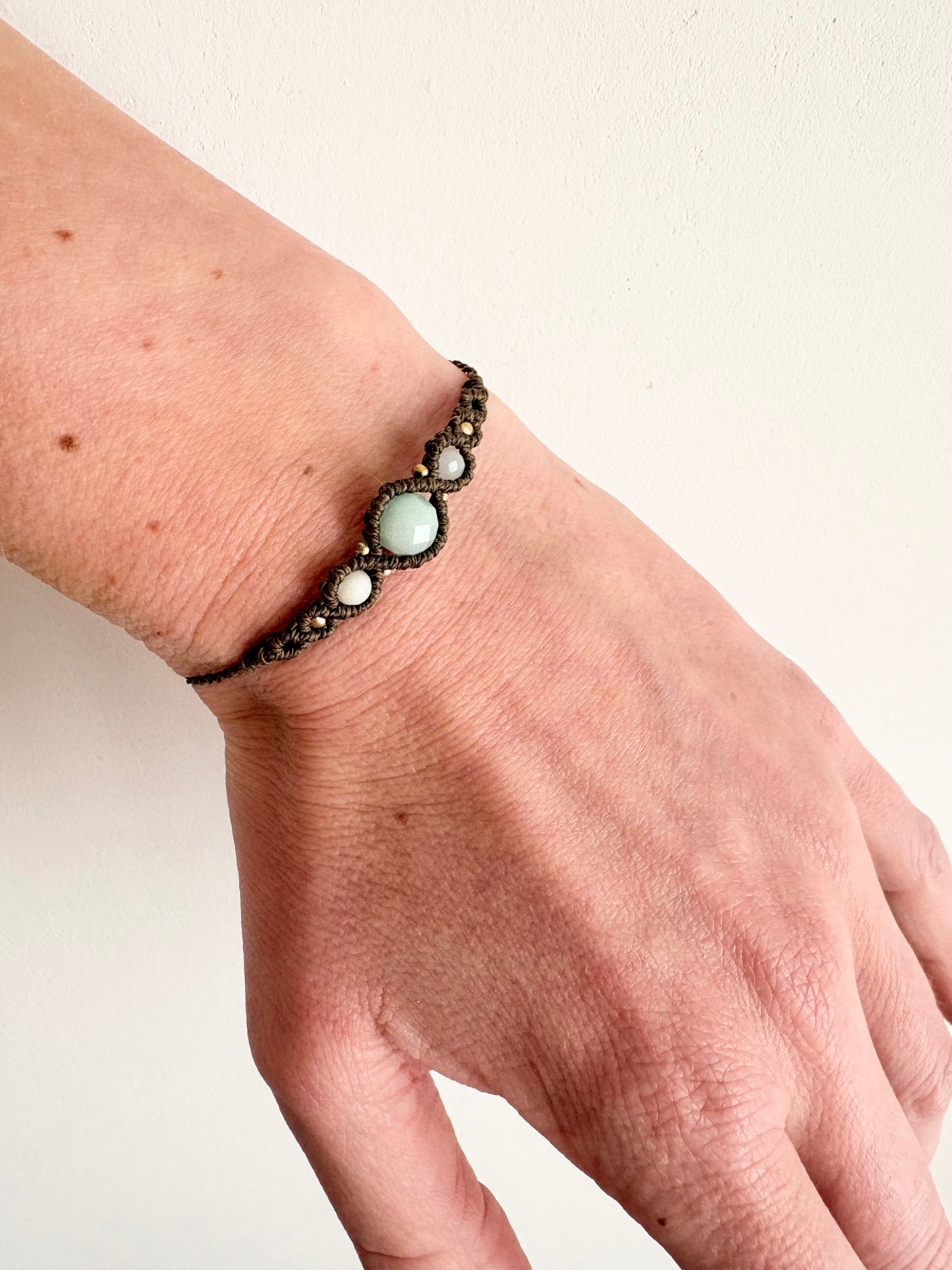 Handgemaakte macramé armband met amazoniet