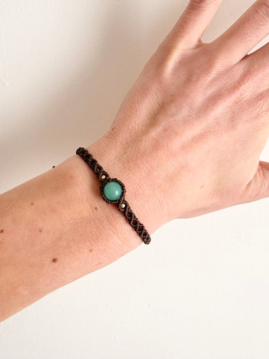 Handgemaakte macramé armband met amazoniet