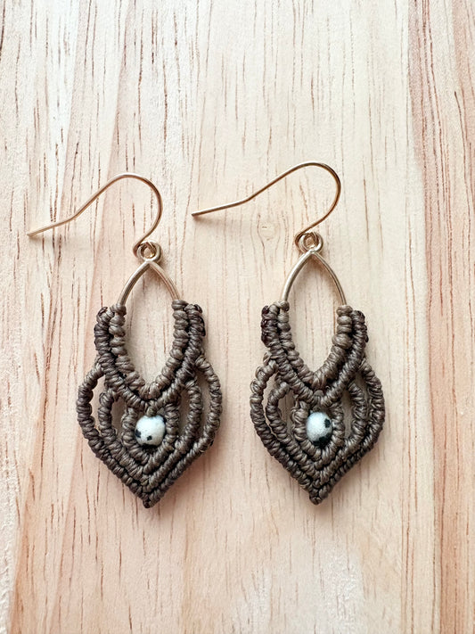 Earthbound truth - handgemaakte macramé oorbellen met dalmatiër jaspis
