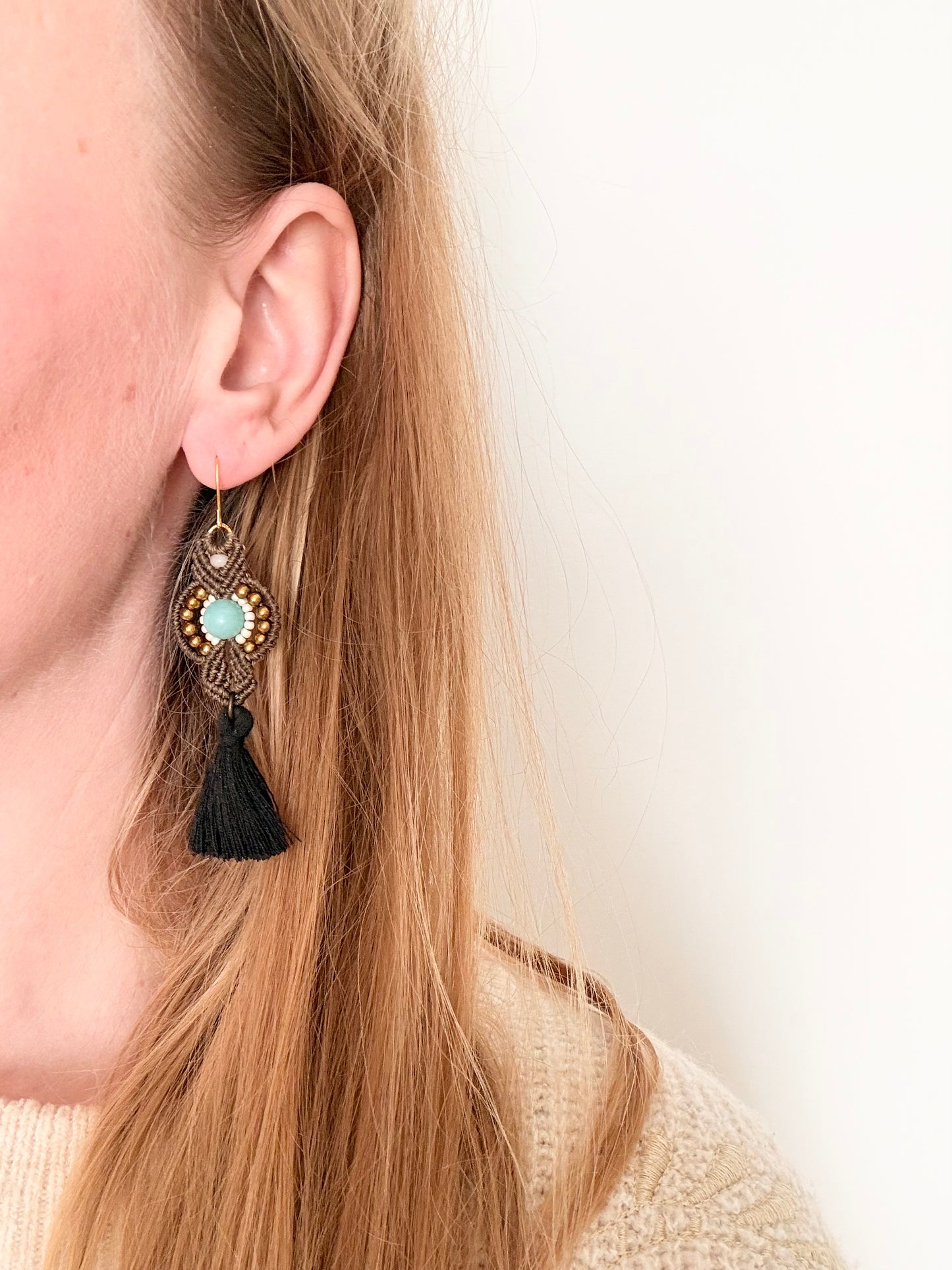 Sofereign flow - handgemaakte macramé oorbellen met amazoniet en hematiet