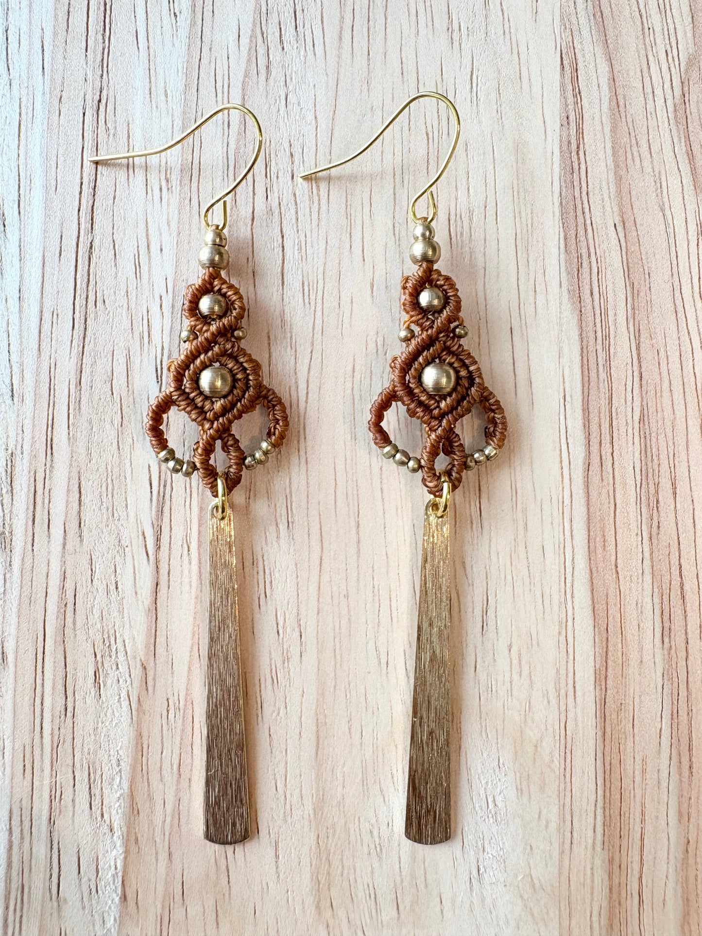 Golden rhythm - Lange handgemaakte macramé oorbellen met messing kralen en hanger