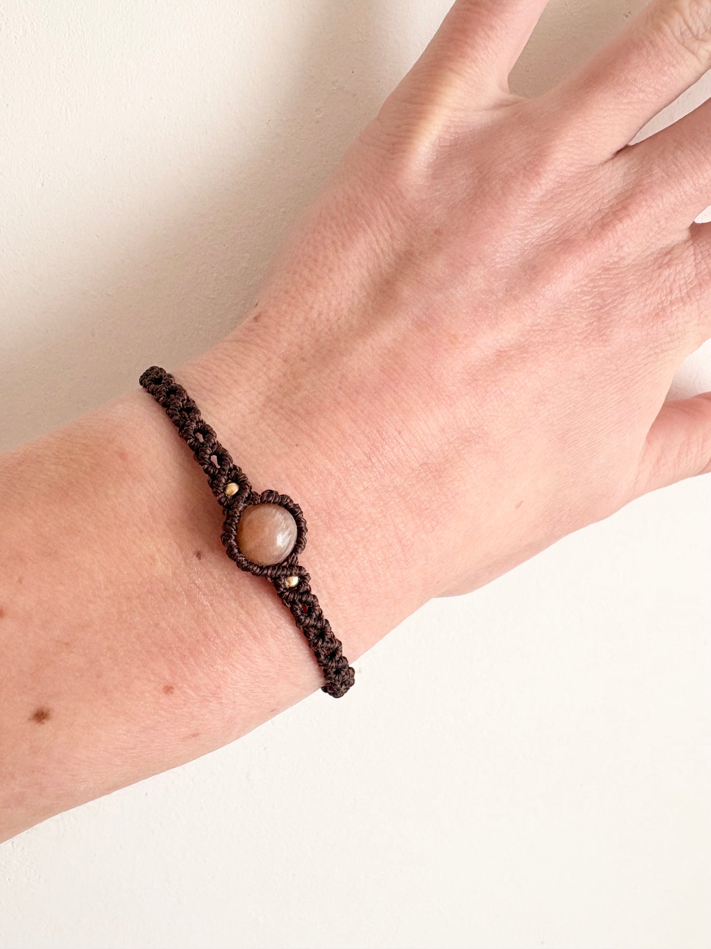Handgemaakte macramé armband met zonnesteen