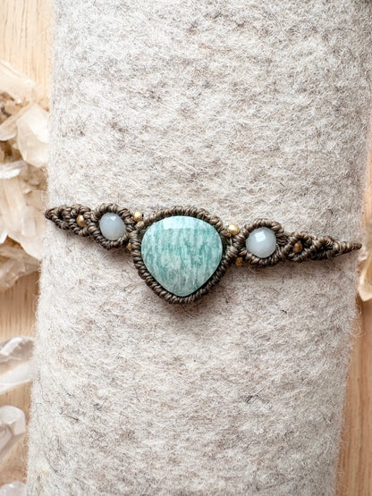 Handgemaakte macramé armband met druppel amazoniet edelsteen