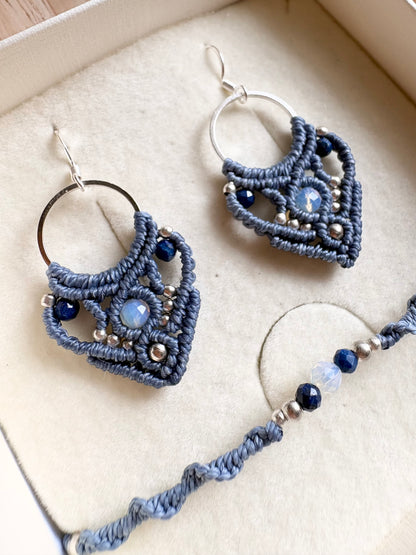 Setje opaal en lapis lazuli oorbellen en armband