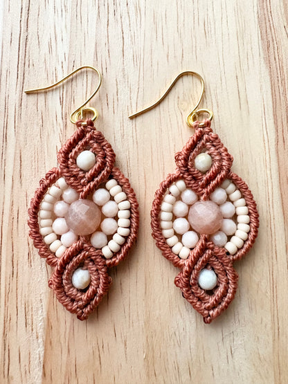 Solar bloom - handgemaakte macramé oorbellen met zonnesteen en amazoniet