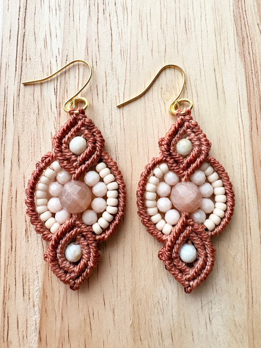 Solar bloom - handgemaakte macramé oorbellen met zonnesteen en amazoniet