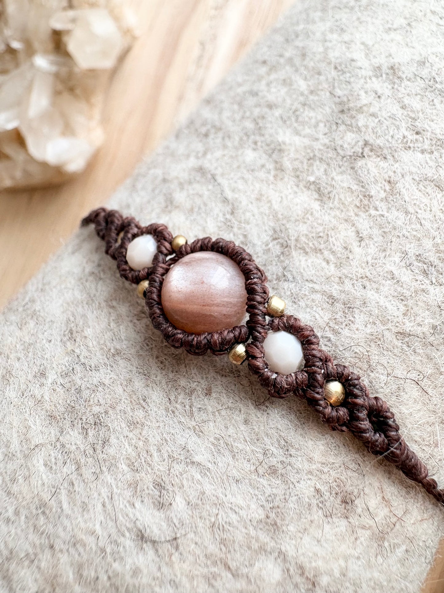 Handgemaakte macramé armband met zonnesteen