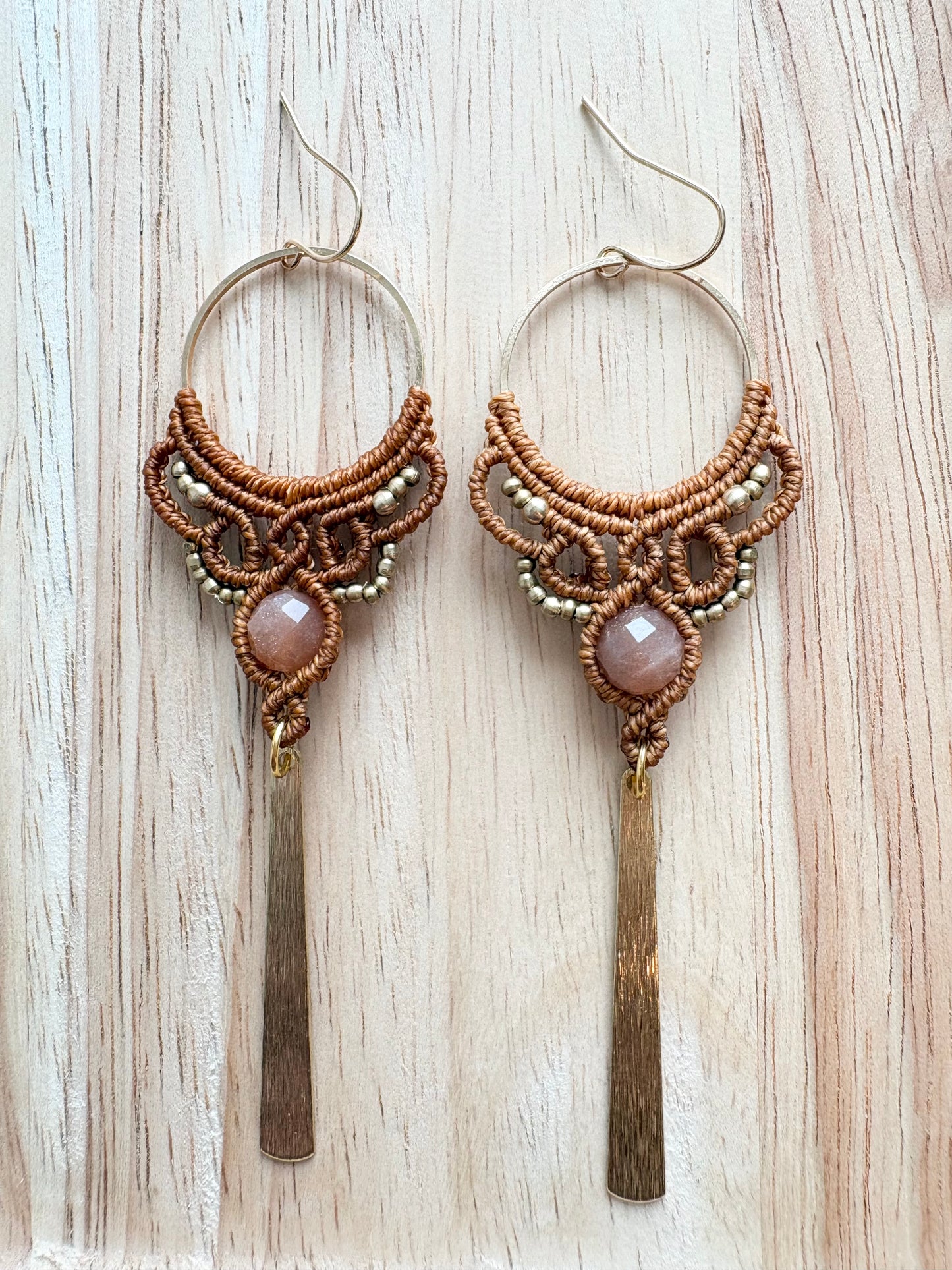 Earth Priestess – Macramé Oorbellen met Zonnesteen