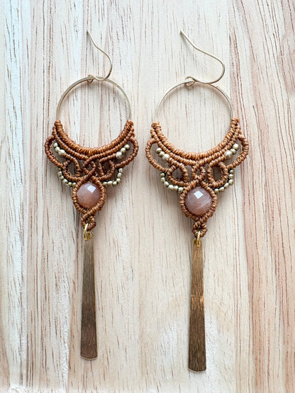 Earth Priestess – Macramé Oorbellen met Zonnesteen