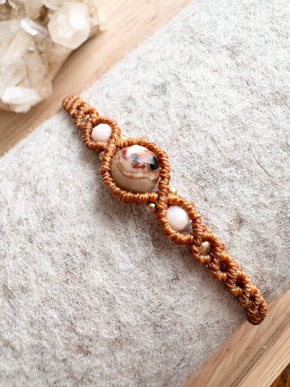 Handgemaakte macramé armband met unieke amazoniet edelsteen