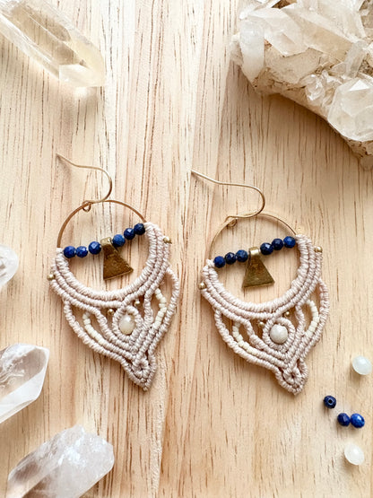 Blue horizon - handgemaakte macramé oorbellen met lapis lazuli en amazoniet