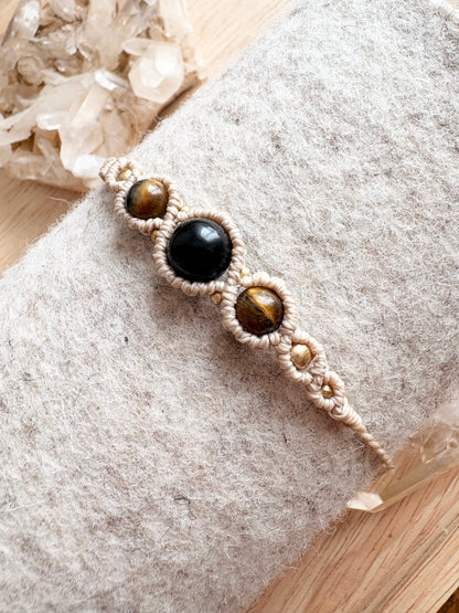 Handgemaakte macramé armband met tijgeroog