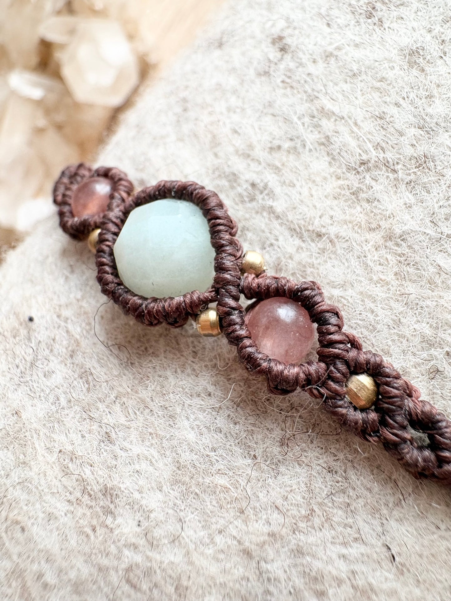 Handgemaakte macramé armband met amazoniet en zonnesteen.