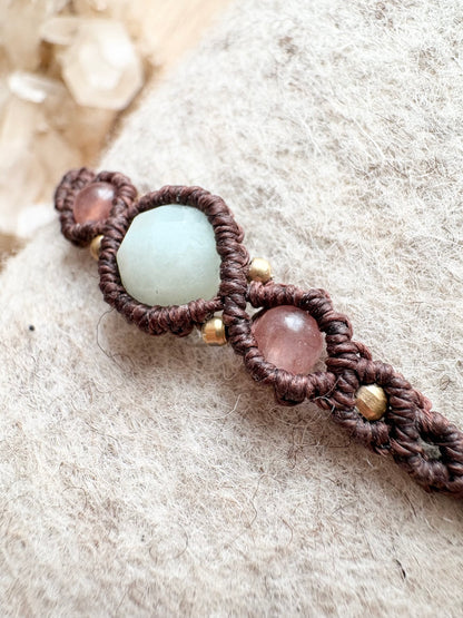 Handgemaakte macramé armband met amazoniet en zonnesteen.