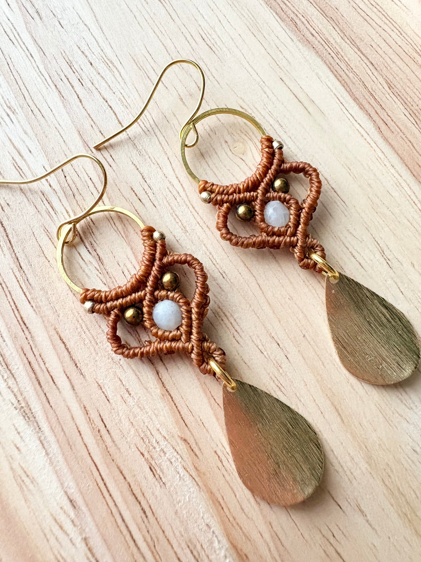 Subtle strength - Handgemaakte macramé oorbellen koperkleurig met messing kralen, hematiet en amazoniet 