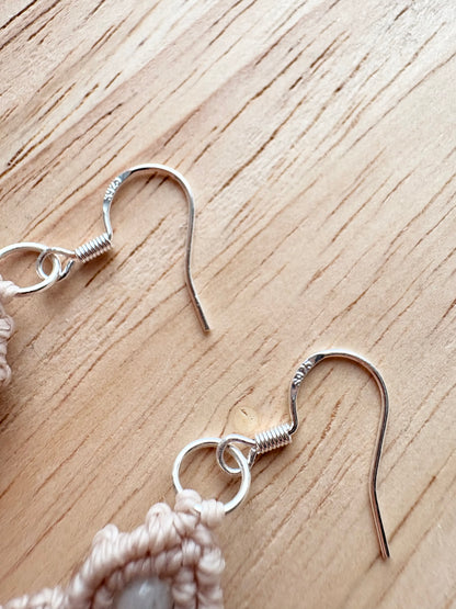 Soft alignment - Handgemaakte macramé oorbellen met amazoniet en zilveren oorhaakjeo