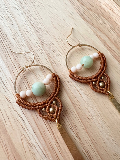 Minted flow - Handgemaakte macramé oorbellen met amazoniet