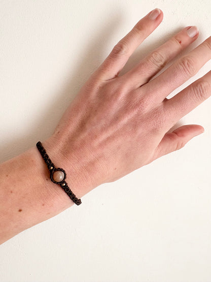 Handgemaakte macramé armband met zonnesteen