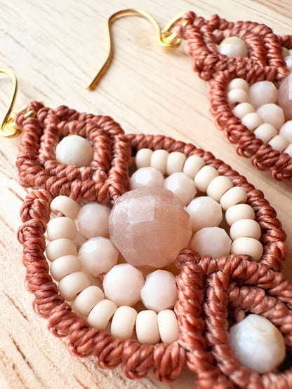 Solar bloom - handgemaakte macramé oorbellen met zonnesteen en amazoniet