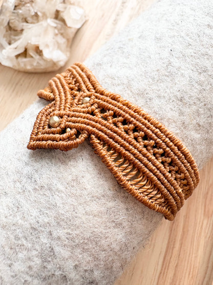 Handgemaakte macramé armband oranje/bruin met messing kralen