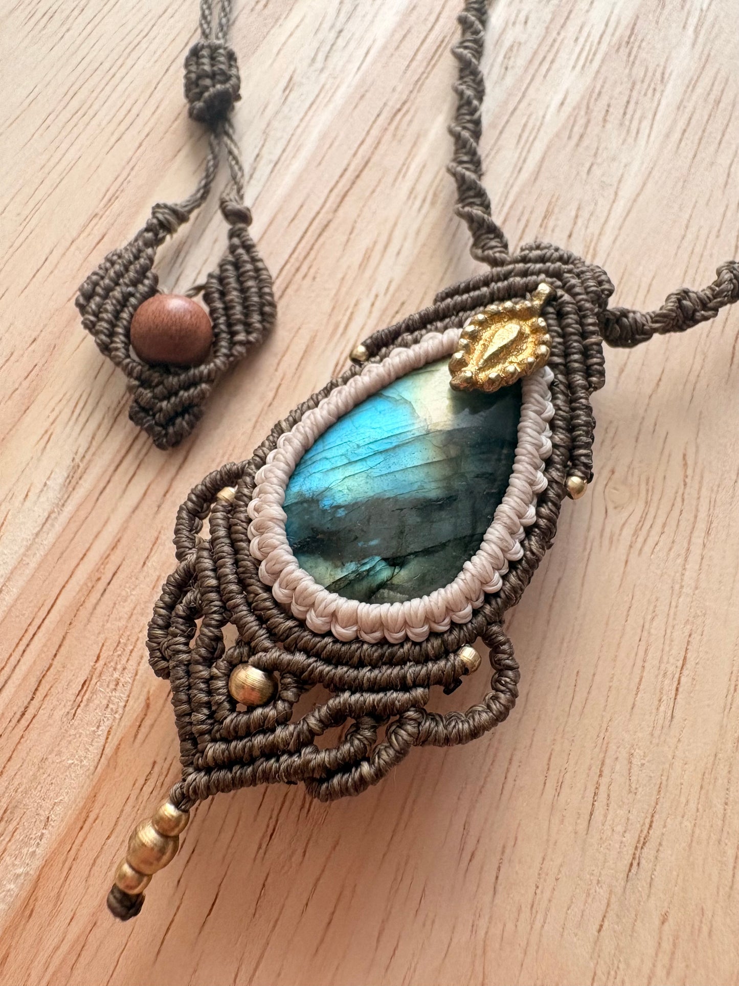 Labradoriet macramé ketting met messing bedel