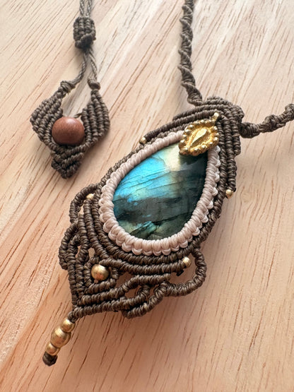 Labradoriet macramé ketting met messing bedel