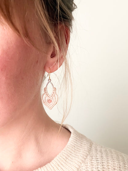 Inner warmth - Handgemaakte macramé oorbellen - licht met zonnesteentje