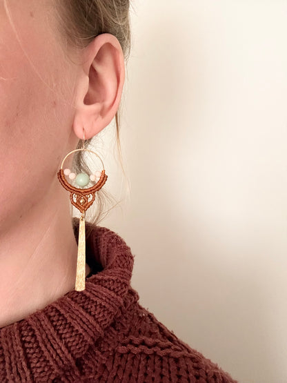 Minted flow - Handgemaakte macramé oorbellen met amazoniet