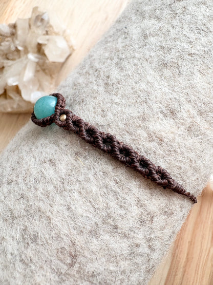 Handgemaakte macramé armband met amazoniet