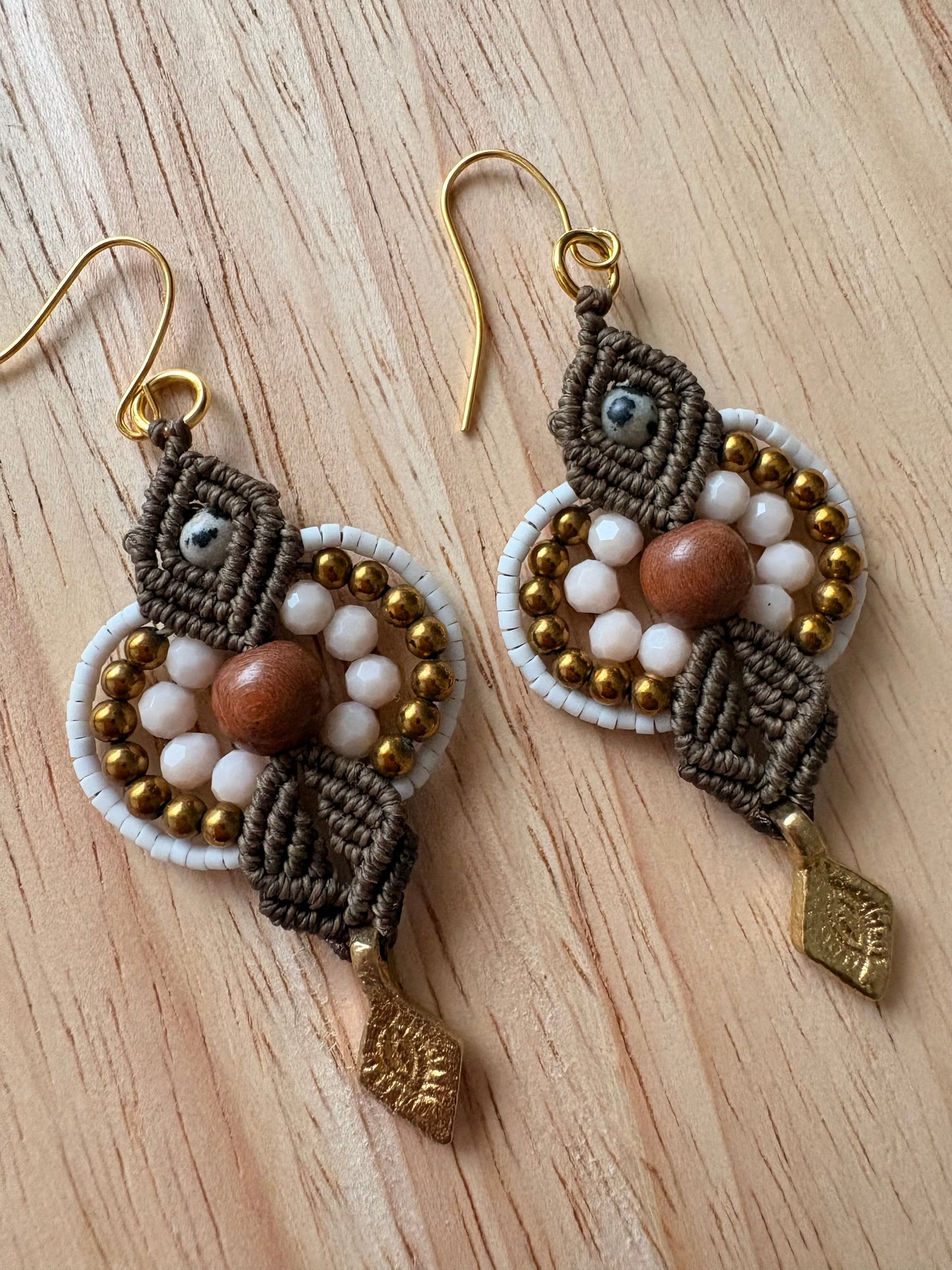 Macramé oorbellen - Houten kraal met dalmatiër jaspis en hematiet