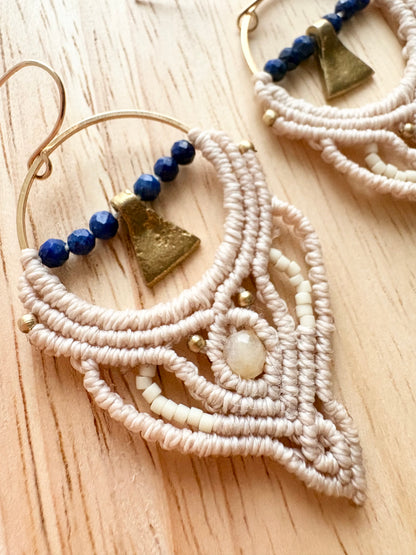 Blue horizon - handgemaakte macramé oorbellen met lapis lazuli en amazoniet