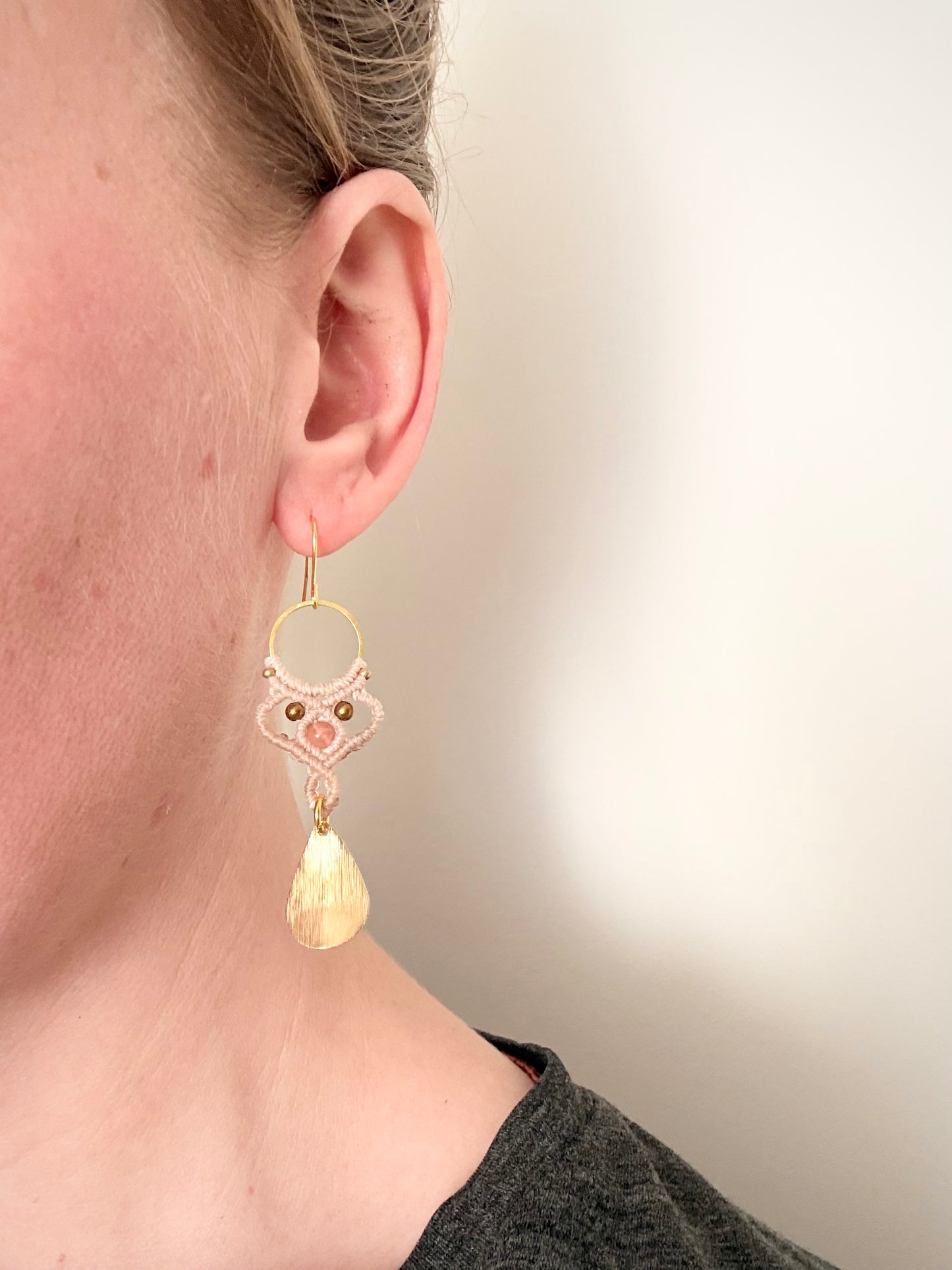 Blush & light - Handgemaakte macramé oorbellen met zonnesteen en hematiet