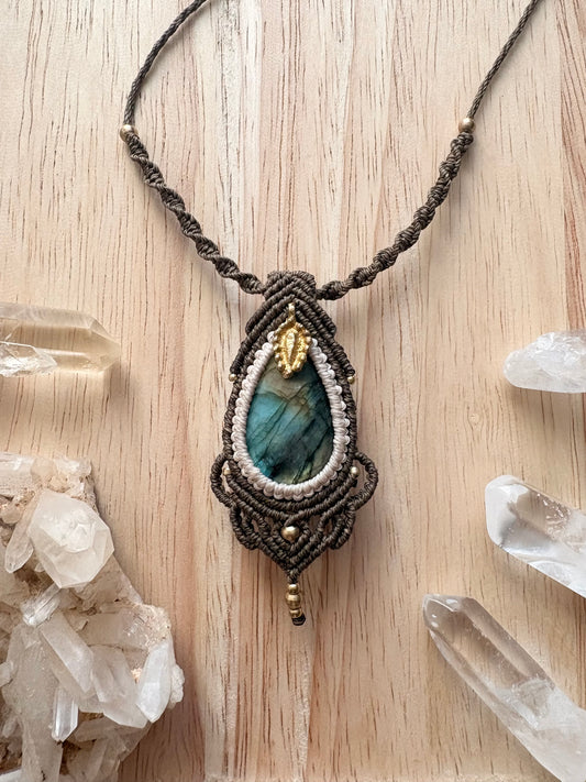 Labradoriet macramé ketting met messing bedel