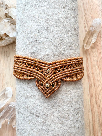 Handgemaakte macramé armband oranje/bruin met messing kralen