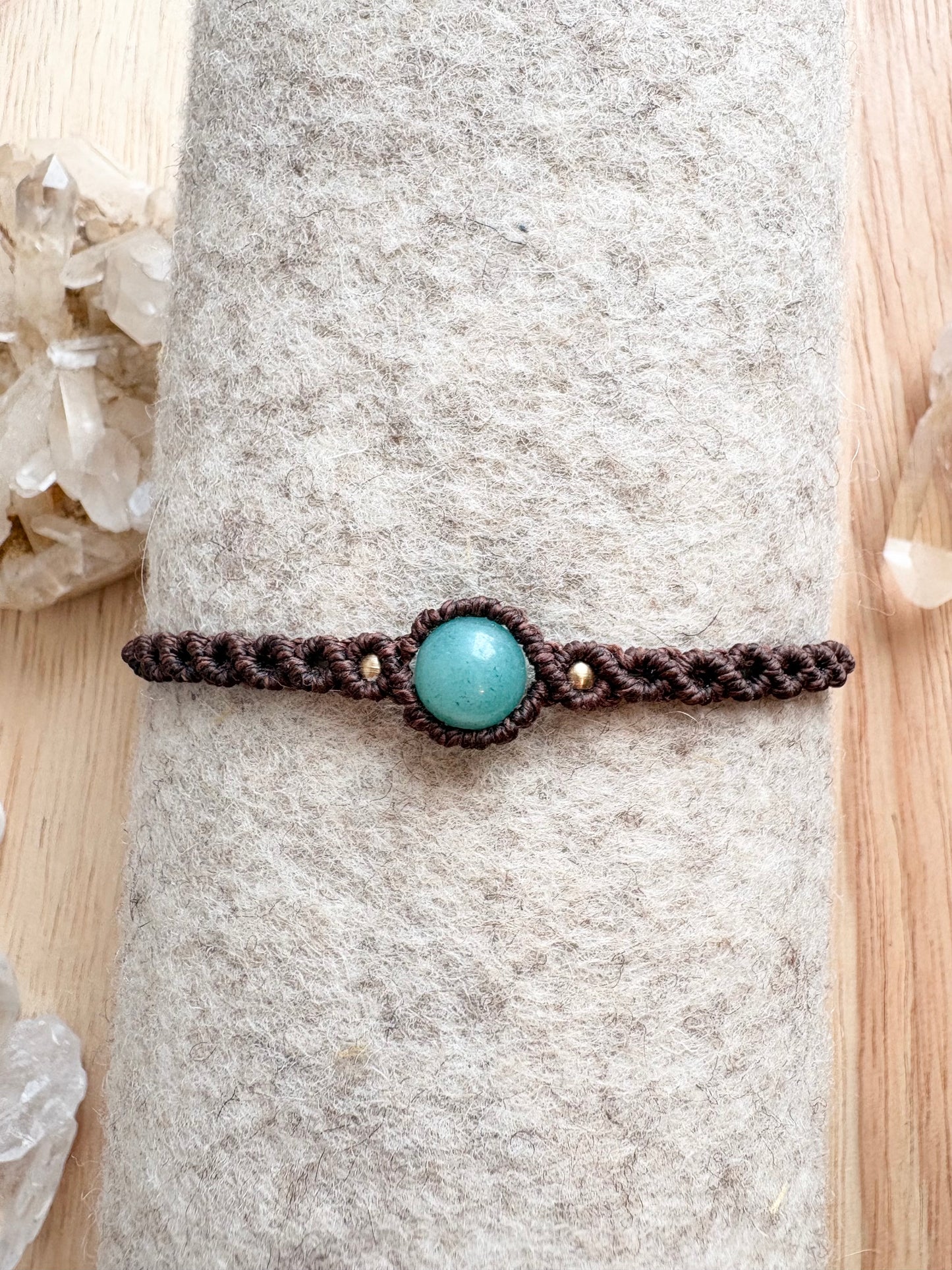 Handgemaakte macramé armband met amazoniet