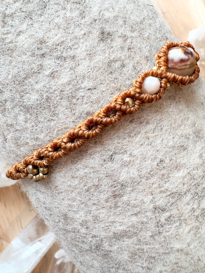 Handgemaakte macramé armband met unieke amazoniet edelsteen