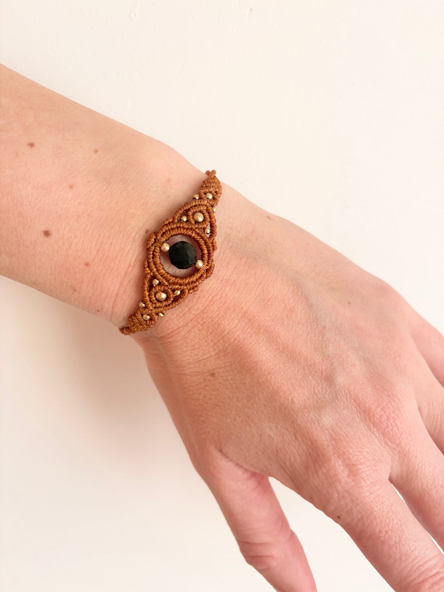 Handgemaakte macramé armband met gouden onyx