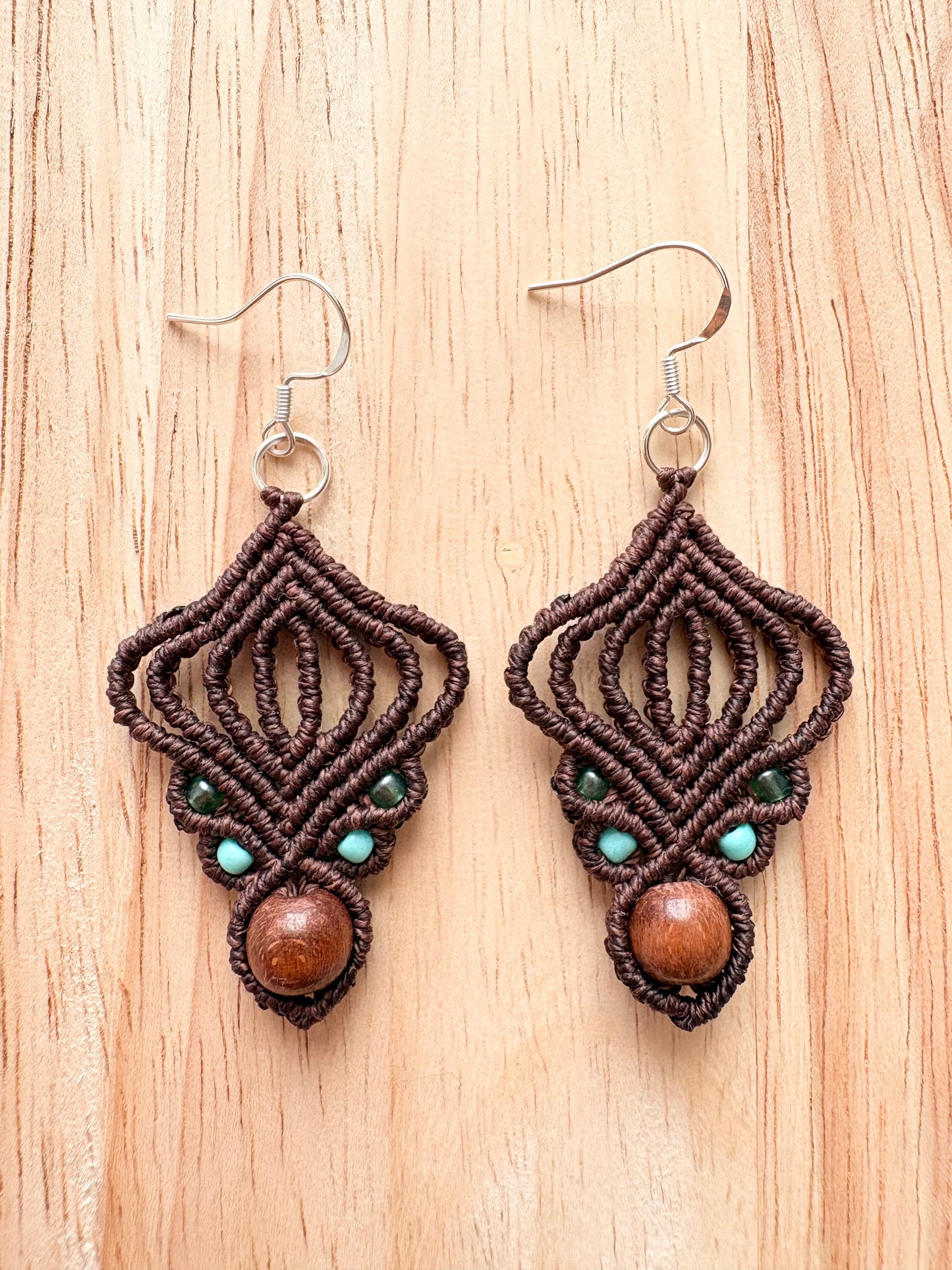 Rooted essence - handgemaakte macramé oorbellen met houten kraal en zilverenoorhaakje