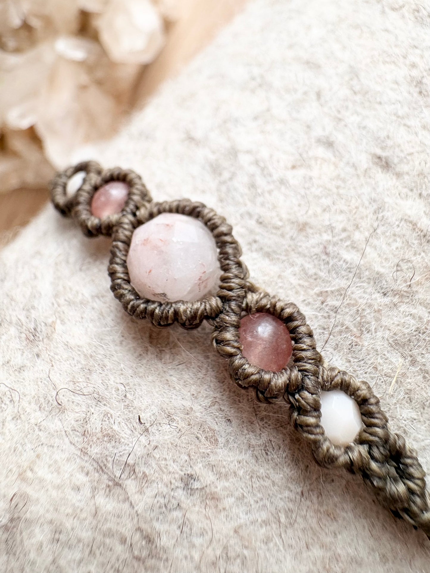 Handgemaakte macramé armband met amazoniet en zonnesteen.