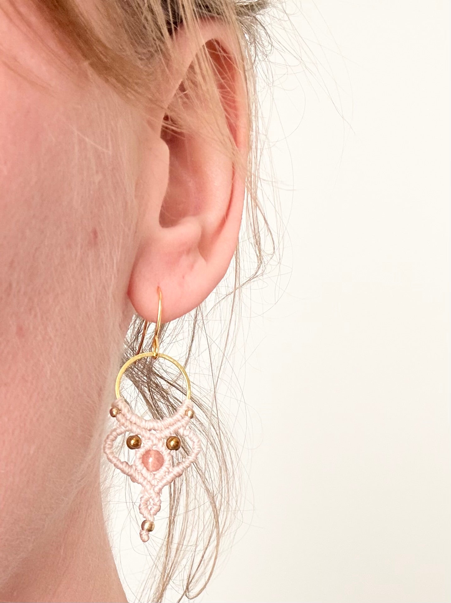 Handgemaakte macramé oorbellen diverse varianten met edelstenen