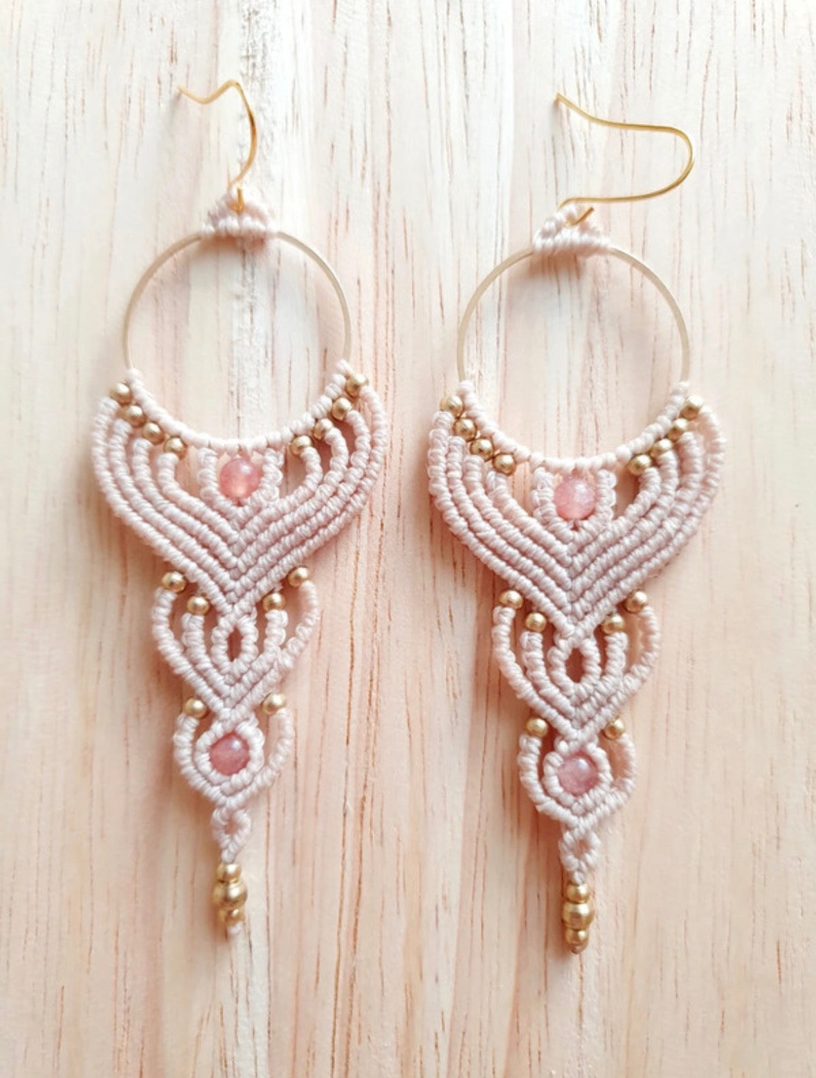 Aligned light - handgemaakte macramé oorbellen met zonnesteen en messing kralen