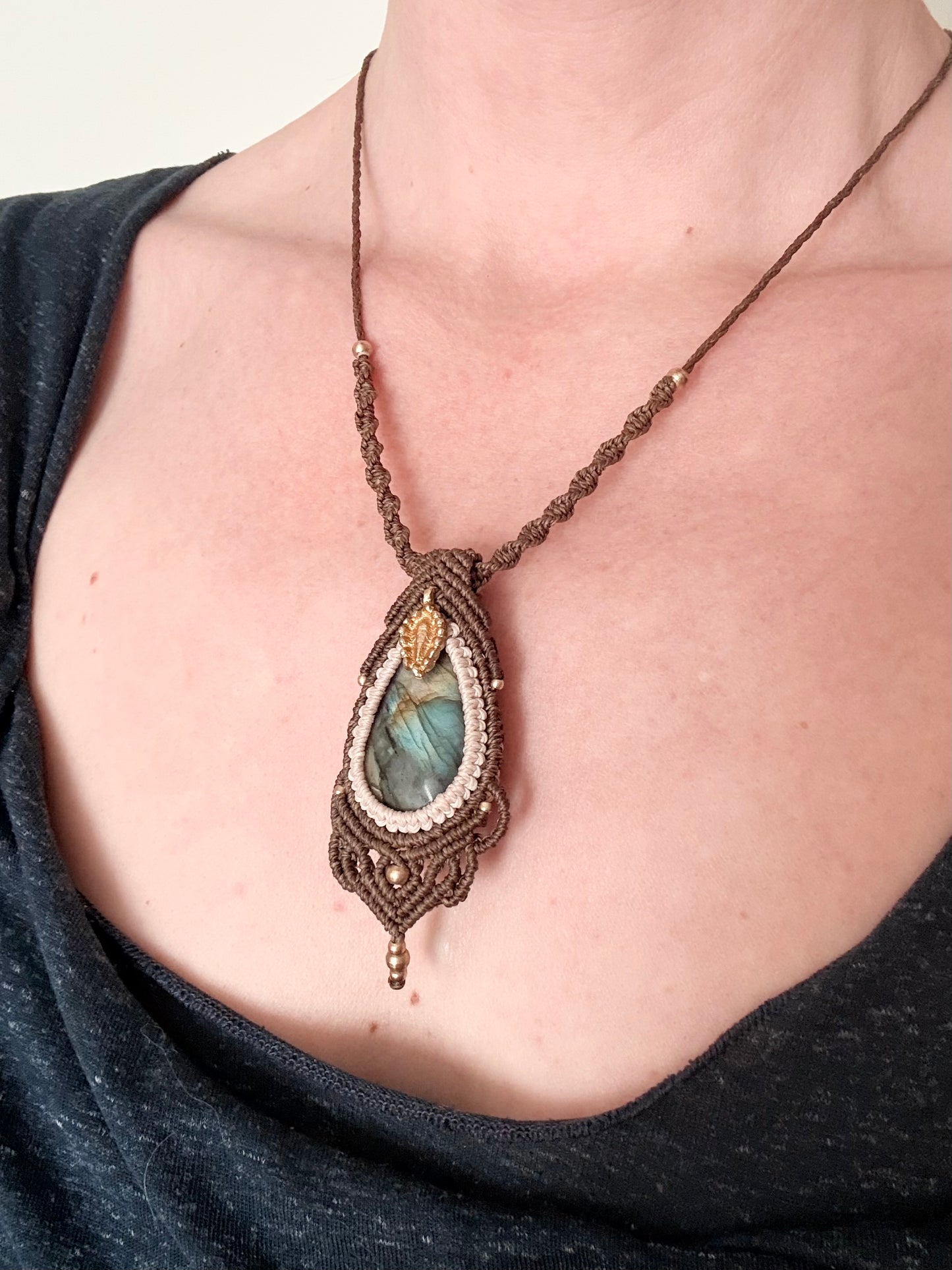 Labradoriet macramé ketting met messing bedel